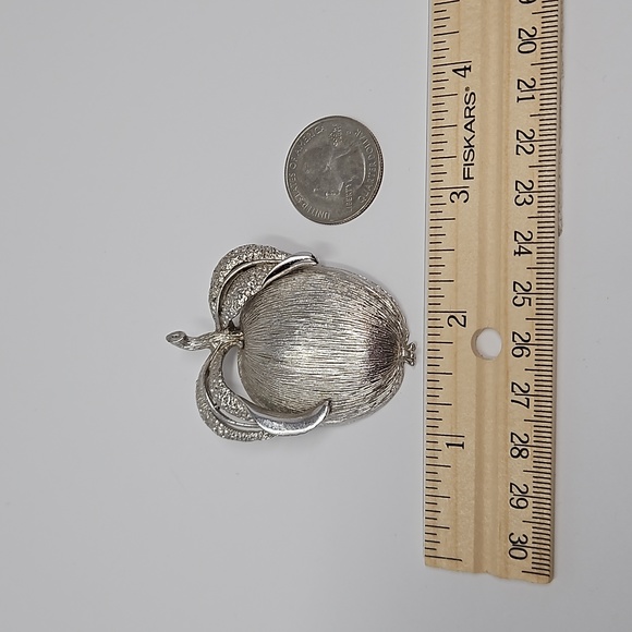 Vintage Sarah Coventry Apple Brooch Silver Tone Adam's Delight Signed - Picture 7 of 13